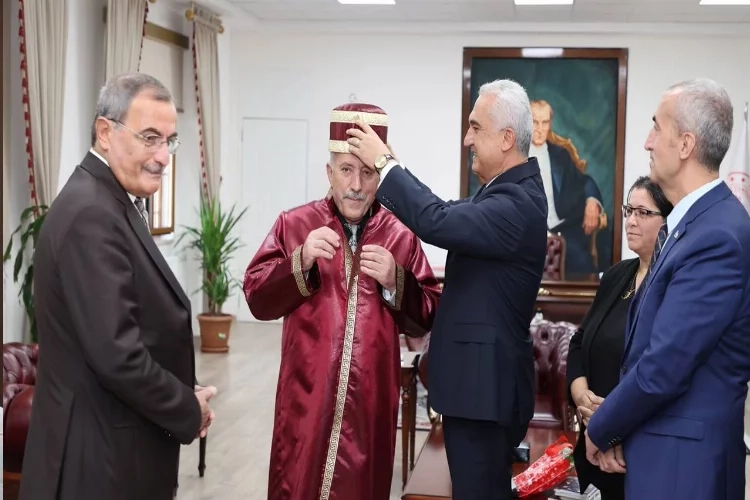 Muş’ta yılın ahisine kaftan giydirdi haberinin görseli
