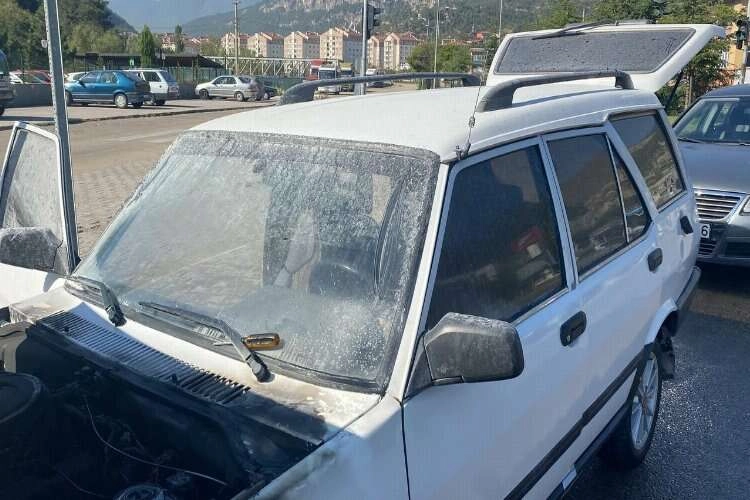 Alev alan otomobile yoldan geçen arazöz müdahale etti haberinin görseli