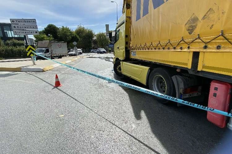 İstanbul Bahçelievler’de mazot dökülen yol ulaşıma kapatıldı haberinin görseli