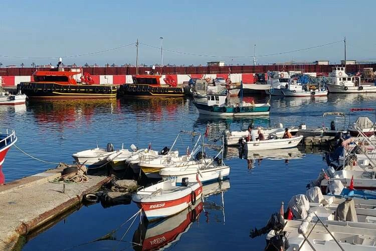 Balıkçılar rotalarını Karadeniz'e çevirdi haberinin görseli