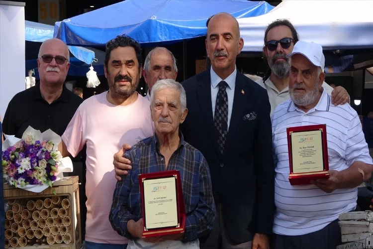 Kocaeli’de dondurmacılar plaket ile onurlandırıldı haberinin görseli