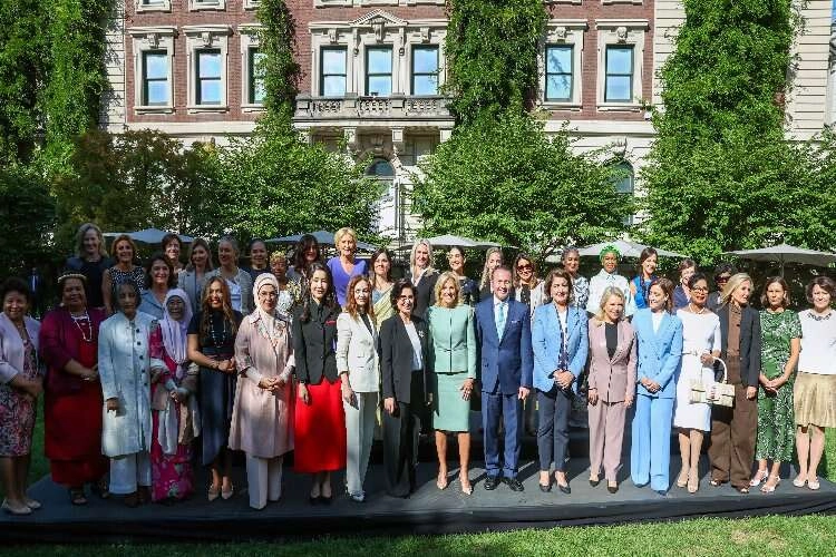 Emine Erdoğan New Yokr’ta lider eşleri ile bir araya geldi haberinin görseli