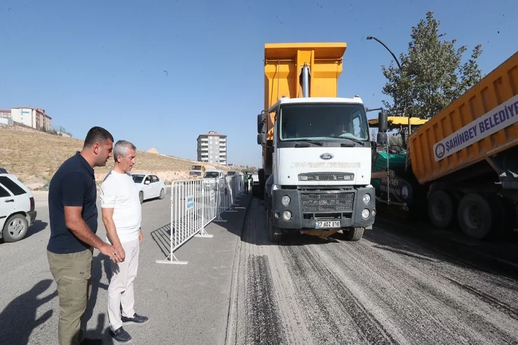 Başkan Tahmazoğlu asfalt çalışmalarını yerinde inceledi haberinin görseli