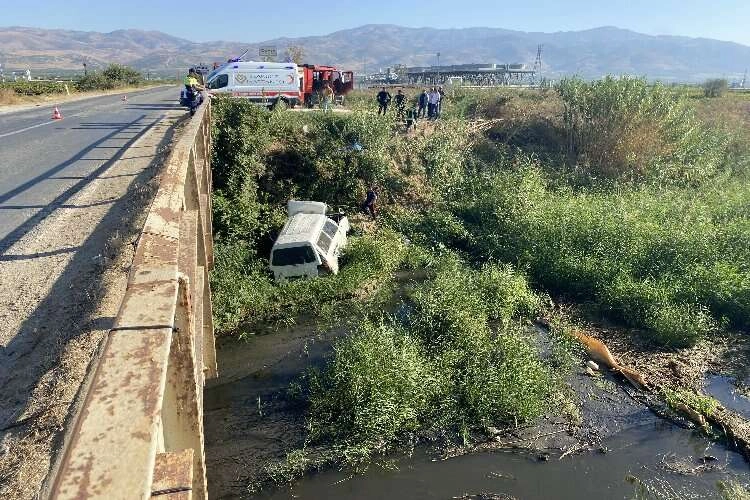 Manisa'da feci kaza: Minibüs dereye uçtu haberinin görseli