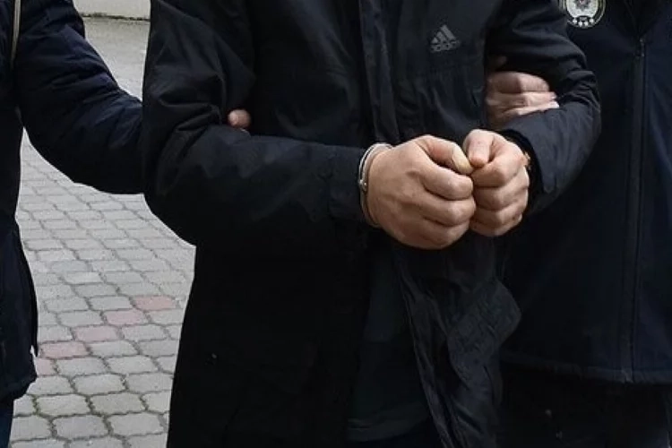 İzmir’de sahte kimlikle silah ticareti yaparken yakalandı haberinin görseli