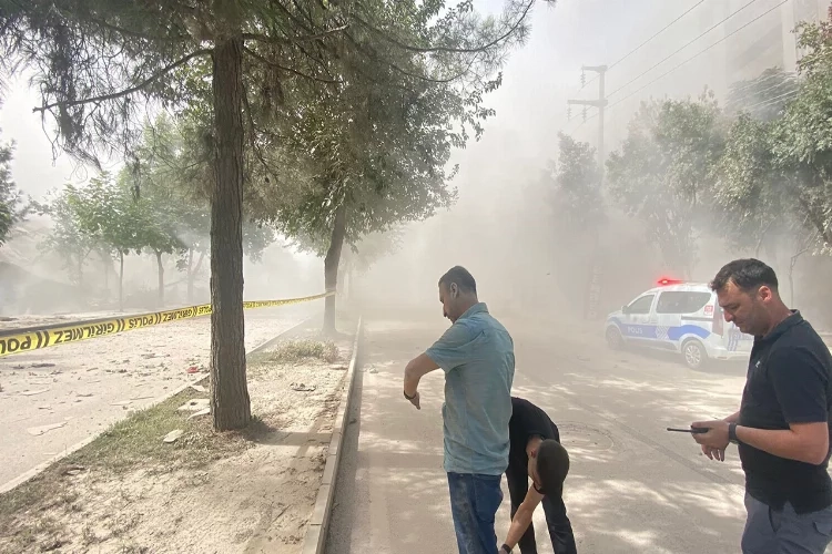 Diyarbakır’da çöken binadan oluşan toz bulutu ortalığı karıştırdı