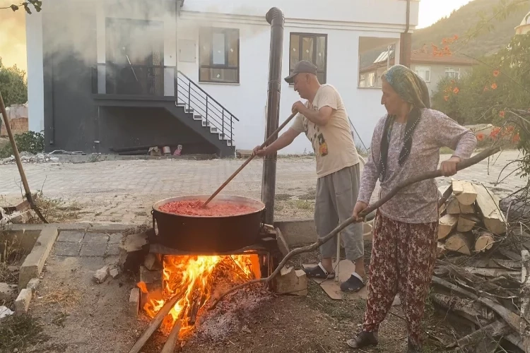 Kış aylarının vazgeçilmezi salça, birçok elden geçip sofraya ulaşıyor haberinin görseli