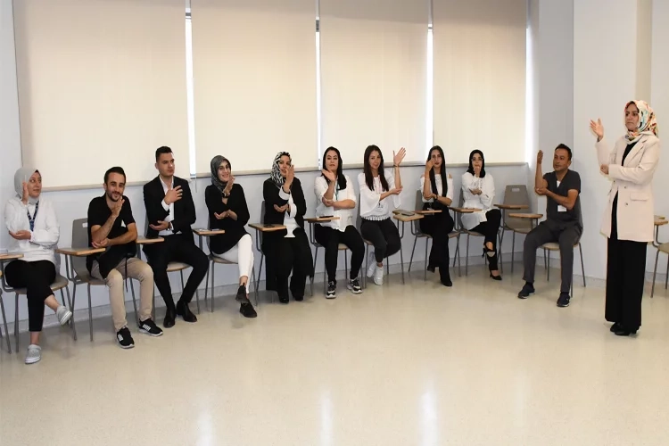 Hastane personeline işaret dili eğitimi verildi haberinin görseli