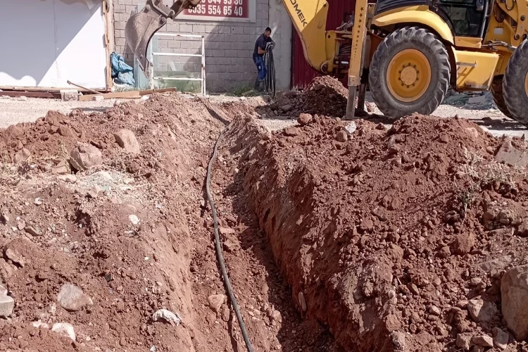 İZSU ekibi deprem bölgesinin içme suyu hatlarını onarıyor