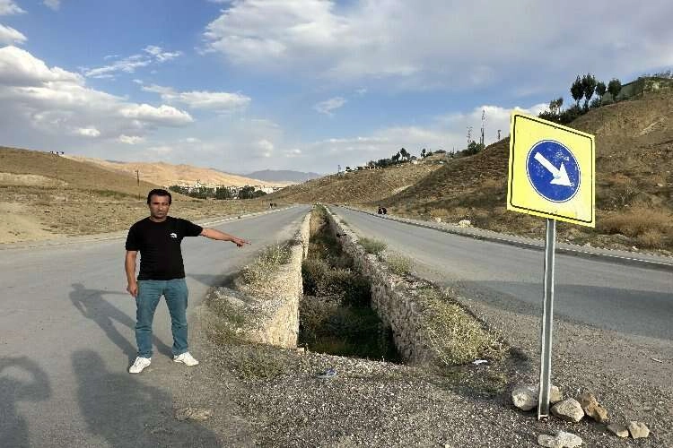 Yolun ortasında korkuluksuz kanal tehlike saçıyor haberinin görseli