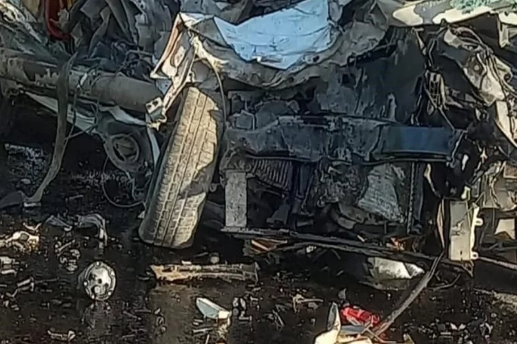 Nevşehir'de hafif ticari araç kamyona arkadan çarptı haberinin görseli