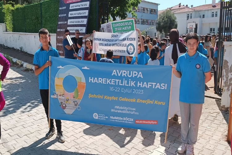 Antalya’da öğrencilerden trafik etkinliği