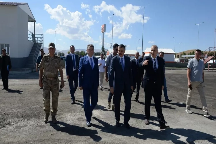Erzurum Vali’si Çiftçi ziyaretlerine devam ediyor haberinin görseli