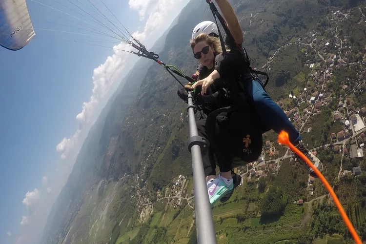Yüksek yamaçlardan uçarak adrenalin yaşıyorlar haberinin görseli