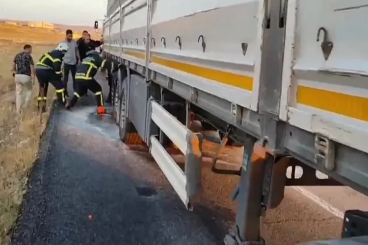 Lastikler alev aldı, tır şoförünün imdadına itfaiye yetişti haberinin görseli