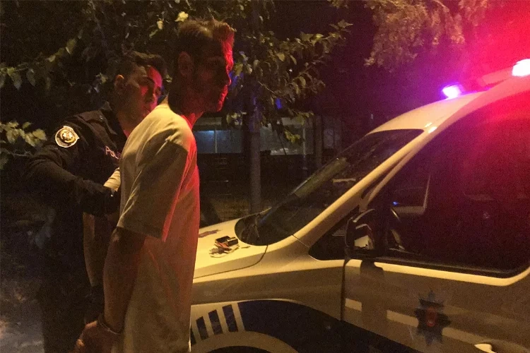 Yoldan geçenlere silah gösteren alkollü polisten kaçamadı haberinin görseli