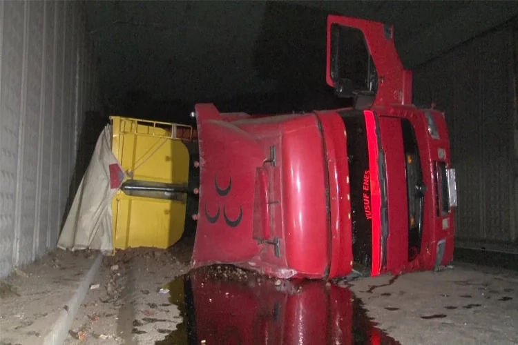  Alkollü sürücünün kullandığı hafriyat kamyonu devrildi haberinin görseli