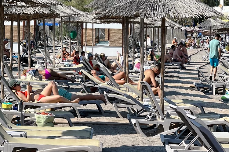 Bodrum’da yaz sezonu uzadı, turistler sahillere akın etti haberinin görseli