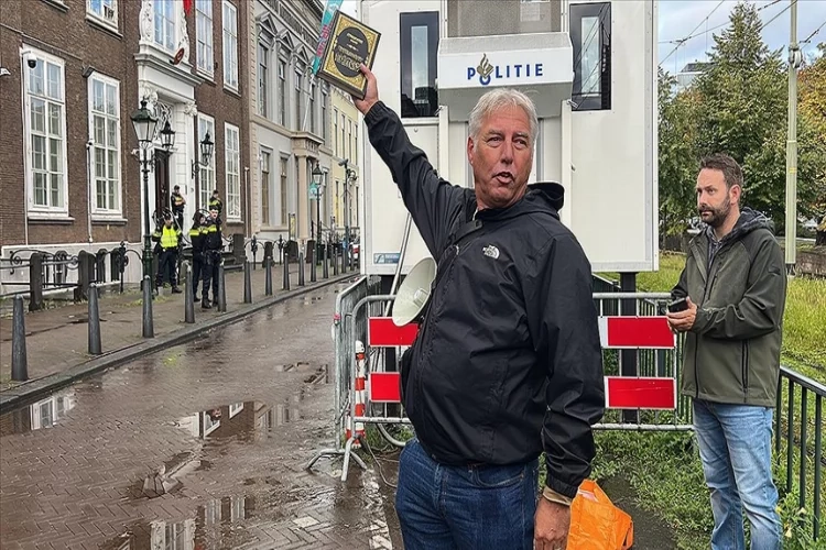 Hollanda'da ırkçı PEGIDA lideri, Kur'an-ı Kerim yırttı haberinin görseli