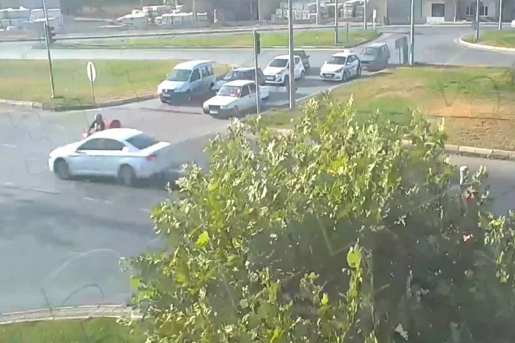 Kütahya'da feci kaza: Otomobil, motosikletli kuryeye çarptı haberinin görseli