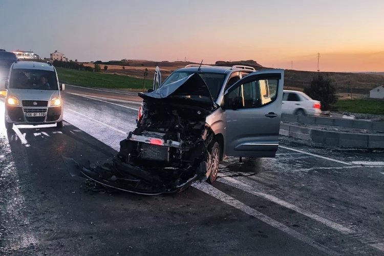 Sivas'ta trafik kazası: 5 yaralı haberinin görseli