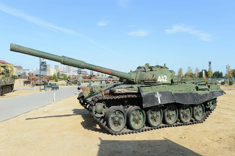 Ermeni işgalinin sembolü olan tank Bakü’ye getirildi haberinin görseli