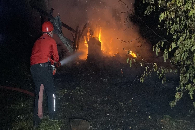 Düzce'de yangın paniği! Evler kullanılamaz hale geldi haberinin görseli