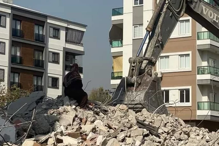 Hatay’da enkazın üzerine çıkıp çalışmaları engellemek istedi