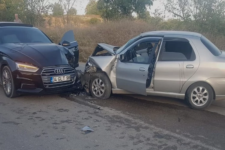 Bursa'da 2 otomobil kafa kafaya çarpıştı: Yaralılar var! haberinin görseli