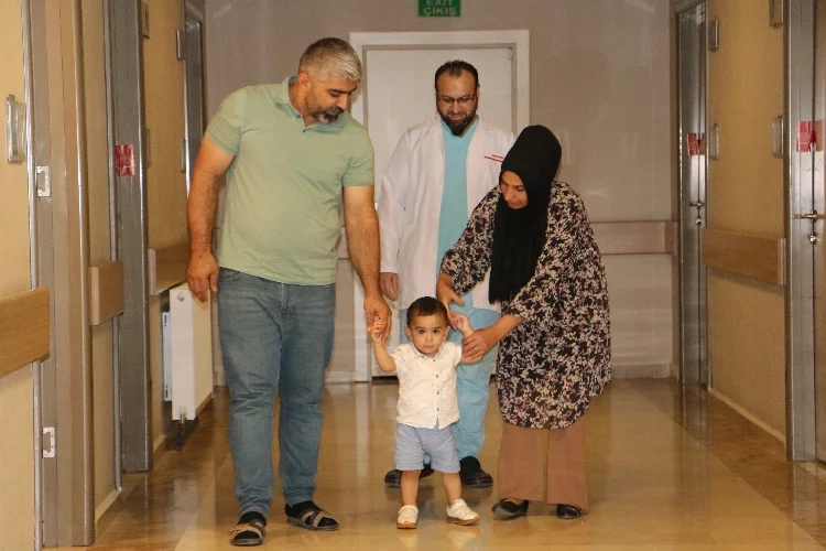 Veysel bebek 2 saatte 3 ameliyat olarak sağlığına kavuştu haberinin görseli