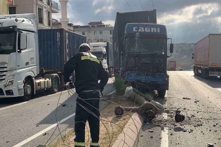 Tekirdağ’da kontrolden çıkan tır elektrik direğini yıktı