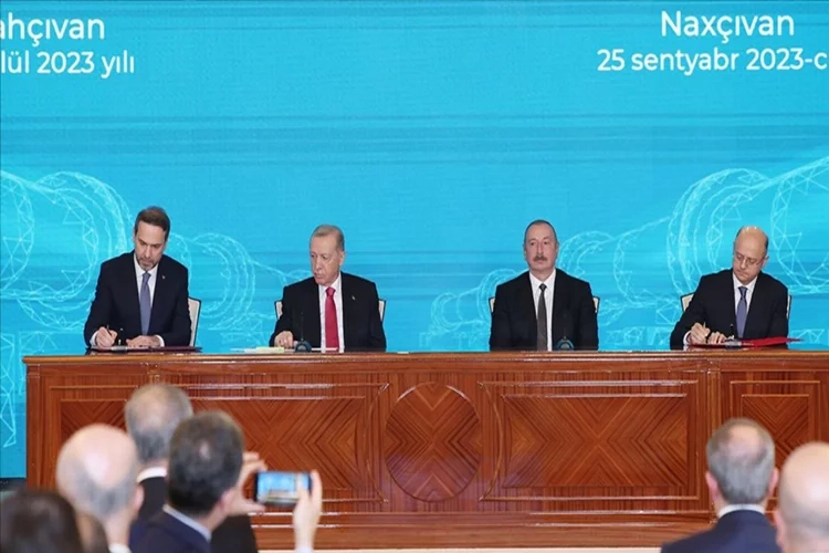 Türkiye ile Azerbaycan arasında 3 anlaşma haberinin görseli