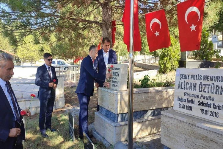 Başkan Gedikoğlu, şehitliği ziyaret etti haberinin görseli
