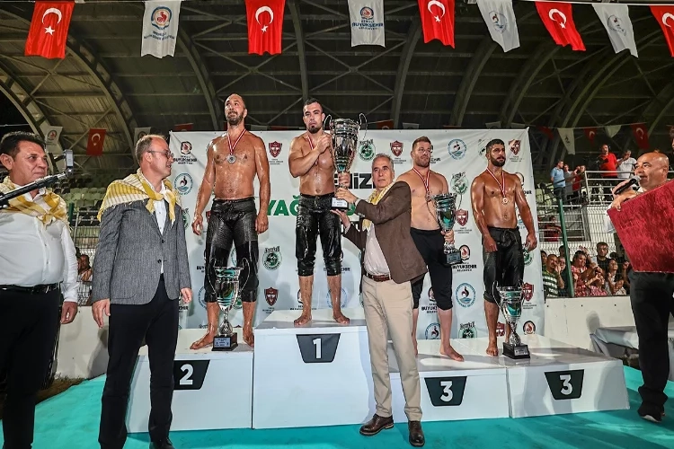 Kırkpınar Yağlı Güreşleri şampiyonu Yusuf Can Zeybek altın kemerin yeni sahibi haberinin görseli