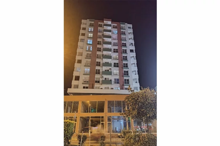 Adana’da hırsızlık: Yangın merdiveninden girdiler haberinin görseli