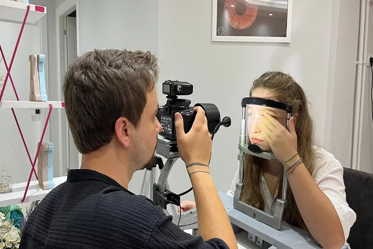 Çektiği fotoğraf karelerini çeşitli aksesuarlara dönüştürüyor haberinin görseli