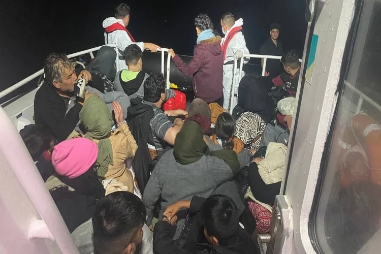Ayvacık açıklarında ölüme terk edilen kaçak göçmenler kurtarıldı haberinin görseli
