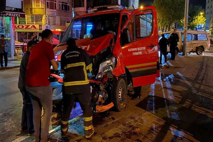 İki otomobilin kazasına giden itfaiye ekibi de kaza yaptı haberinin görseli