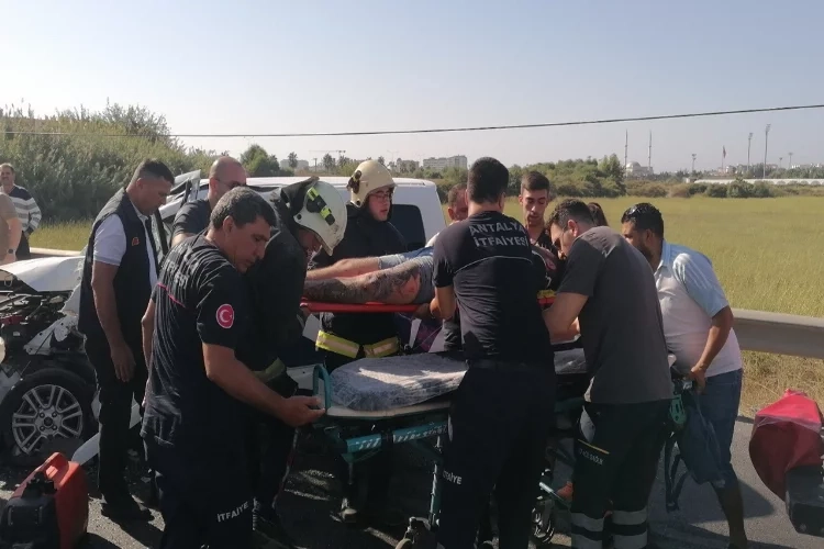 Antalya'da hafif ticari araç tur midibüsüne arkadan çarptı sürücüsü sıkıştı haberinin görseli