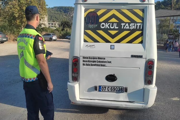 Kumluca’da jandarmadan okul servis aracı denetimi haberinin görseli