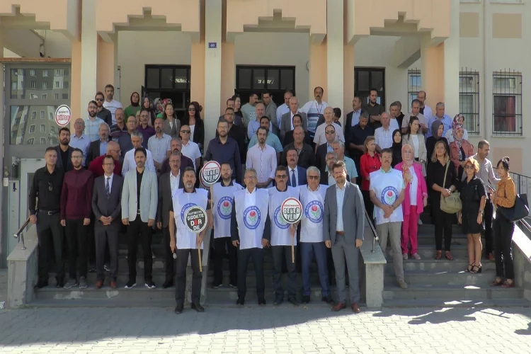 Şiddet gören müdür yardımcısına meslektaşlarından destek haberinin görseli