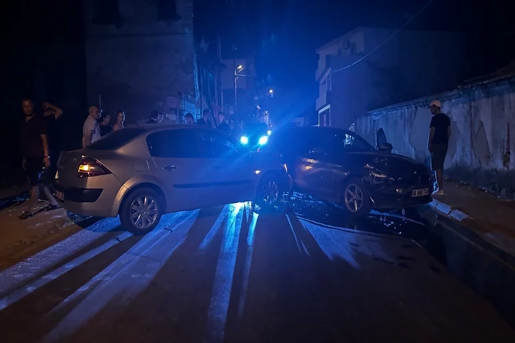 Muğla Milas’ta iki otomobil kafa kafaya çarpıştı haberinin görseli