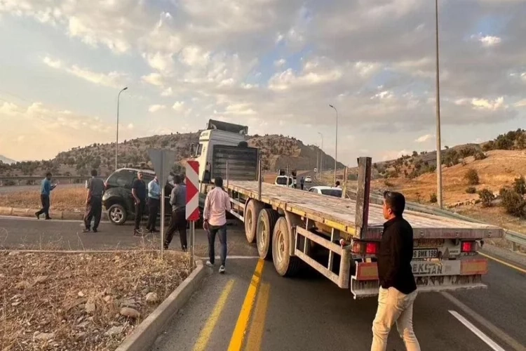 Şırnak'ta tır otomobille çarpıştı: 2 yaralı haberinin görseli
