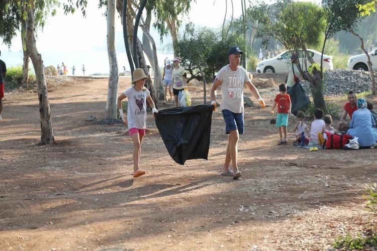 Mersin’de sahil temizliği yapıldı haberinin görseli