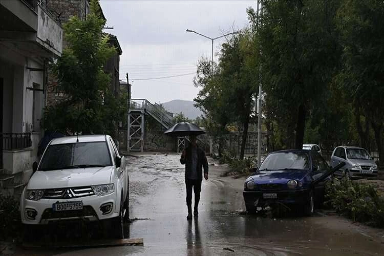 Kötü hava koşulları Yunanistan'ı etkisi altına aldı haberinin görseli