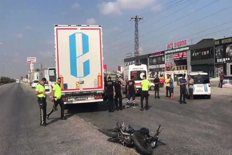 Adana'da kaza: Tırın altında kalan motosikletli kurtulamadı haberinin görseli