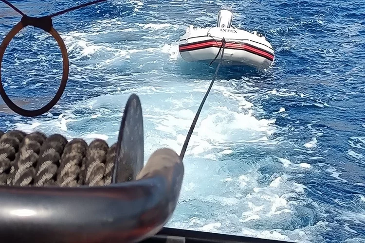 Bodrum açıklarında sürüklenen bot kurtarıldı haberinin görseli