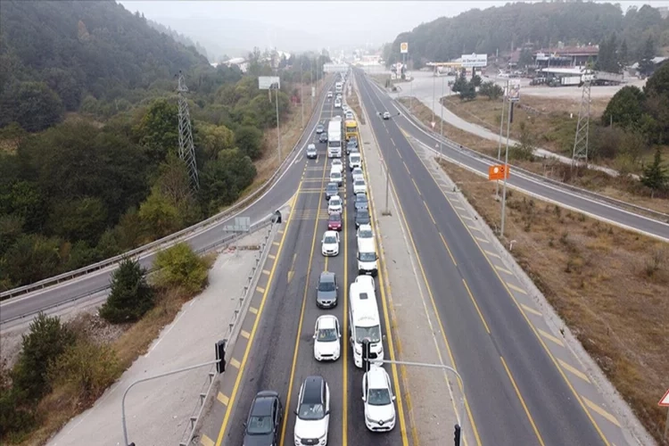 Bolu'daki çalışma trafik yoğunluğuna sebep oldu haberinin görseli