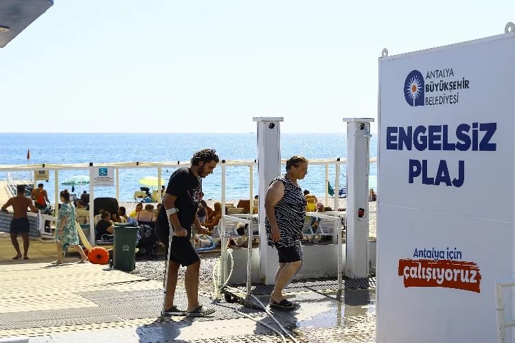 Antalya'da Engelsiz Plaj engelli turistlerin de gözdesi oldu haberinin görseli