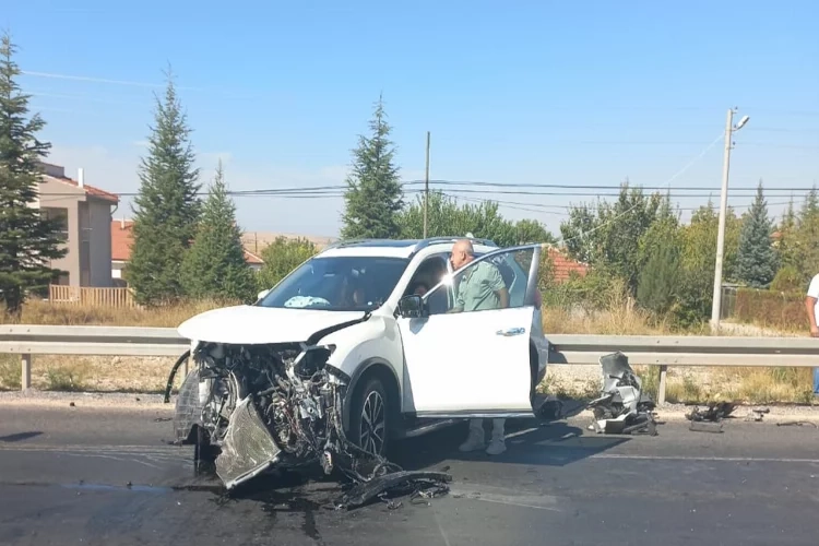 Eskişehir'de otomobiller kafa kafaya çarpıştı haberinin görseli